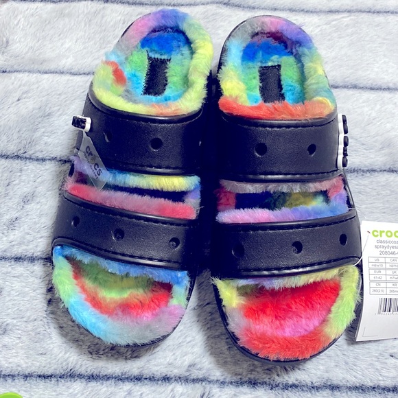Crocs classic cozzzy spray dye lined sandals - Picture 4 of 15